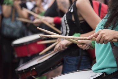 Caba, Buenos Aires / Arjantin; 9 Mart 2020: Uluslararası Kadınlar Günü. Mitingin ayrıntıları: Davul çalan genç kadınlar