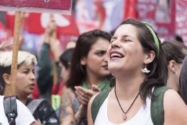 Caba, Buenos Aires / Arjantin; 9 Mart 2020: Uluslararası Kadınlar Günü. Gülümseyen ve slogan atan genç kadın, yasal, güvenli ve ücretsiz kürtaj yasasının onaylanması lehine