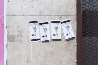 Caba, Buenos Aires / Arjantin; 9 Mart 2020: Uluslararası Kadınlar Günü, fuhuş yönetmeliklerine karşı çok az işaretli şehir duvarı