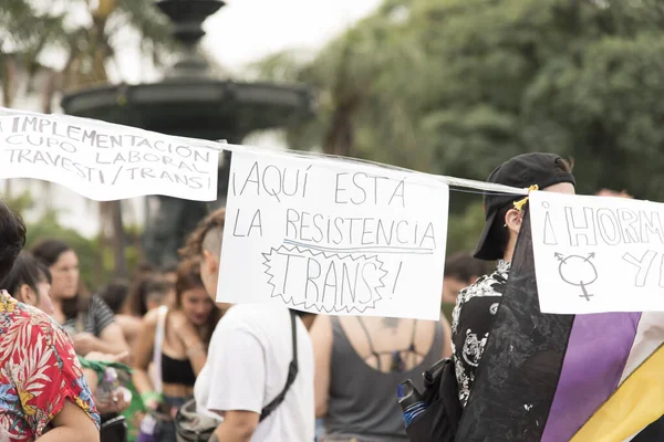 Caba, Buenos Aires / Arjantin; 9 Mart 2020: Uluslararası Kadınlar Günü. Poster: işte trans direniş