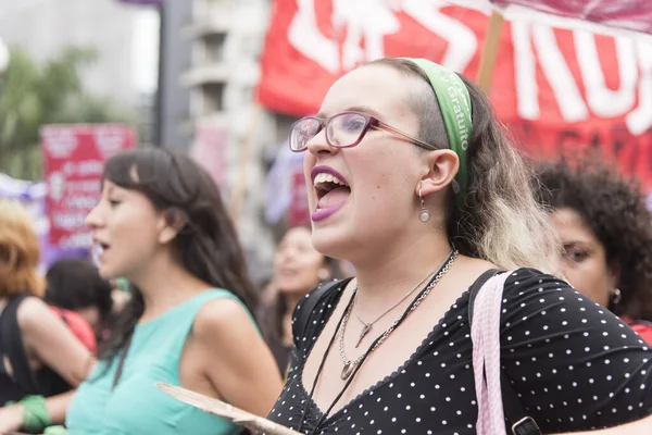 2020年3月9日 国際女性デー 法律の承認を支持してスローガンを叫んで若い女性 安全かつ自由な中絶 — ストック写真