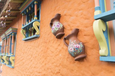 Duitama, Boyaca / Kolombiya; 9 Nisan 2018: Pueblito Boyacense, geleneksel caddeleri ve renkli cepheleri olan pitoresk bir turistik yer