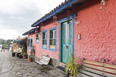 Duitama, Boyaca / Kolombiya; 9 Nisan 2018: Pueblito Boyacense, geleneksel caddeleri ve renkli cepheleri olan pitoresk bir turistik yer