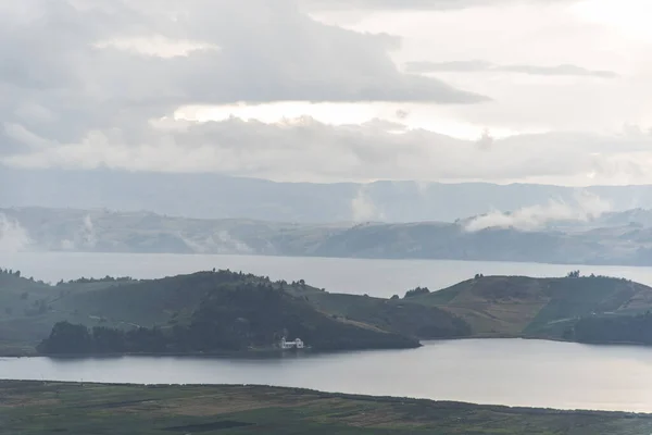 霧のアンデスの風景 コロンビア最大の湖 寒さと曇りの日 雨の前に — ストック写真