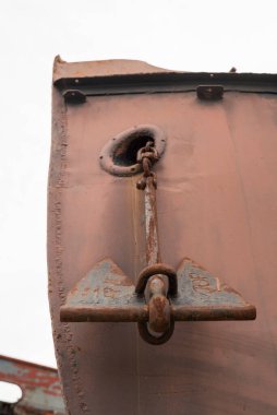 Carmelo, Colonia / Uruguay; 27 Aralık 2018: Eski paslı bir geminin dayanma çapası