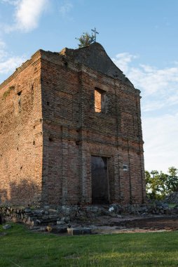 Carmelo, Colonia / Uruguay; 27 Aralık 2018: Günümüzde Calera de las Huerfanas olarak bilinen Estancia del Rio de las Vacas 'taki antik bir Cizvit kilisesinin kalıntıları ve misyonu