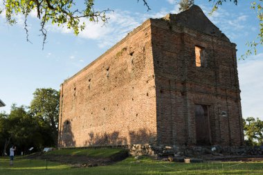 Carmelo, Colonia / Uruguay; 27 Aralık 2018: Bugün Calera de las Huerfanas olarak bilinen Estancia del Rio de las Vacas 'taki antik bir Cizvit kilisesinin kalıntılarını fotoğraflayan genç adam
