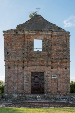 Carmelo, Colonia / Uruguay; 27 Aralık 2018: Günümüzde Calera de las Huerfanas olarak bilinen Estancia del Rio de las Vacas 'taki antik bir Cizvit kilisesinin kalıntıları ve misyonu