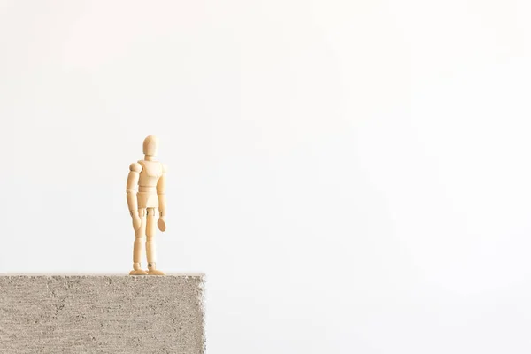 Ξύλινη Ανθρώπινη Φιγούρα Που Στέκεται Απομονωμένη Ένα Τσιμεντένιο Μπλοκ Σύμβολο — Φωτογραφία Αρχείου