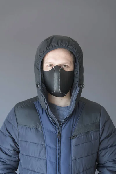 Retrato Joven Con Una Máscara Protectora Cuero Sintético Hecha Casa — Foto de Stock