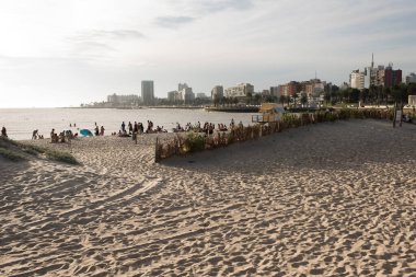 Montevideo / Uruguay, 28 Aralık 2018 Rio de la Plata kıyısı boyunca kumlu plaj, bir yaz akşamı