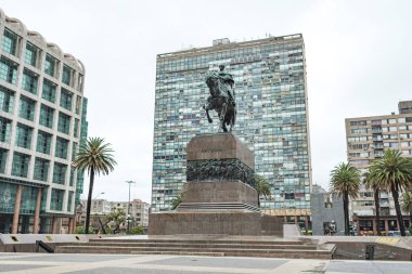 Montevideo / Uruguay, 29 Aralık 2018: Artigas Mausoleum, Plaza Independencia, Independence Meydanı. Uruguay Ulusal Kahramanı Jose Artigas 'ın Binicilik Heykeli.