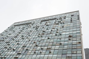 Montevideo / Uruguay, 29 Aralık 2018: pek çok klima makinesi asılmış olan jöleli binanın dış görünüşü