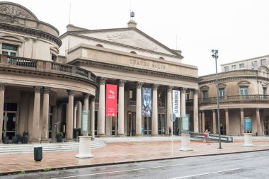 Montevideo / Uruguay, 29 Aralık 2018: Eski Şehir 'de bulunan bir neoklasik bina olan Solis Tiyatrosu' nun dış görünüşü