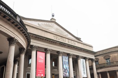 Montevideo / Uruguay, 29 Aralık 2018: Eski Şehir 'de bulunan bir neoklasik bina olan Solis Tiyatrosu' nun dış görünüşü