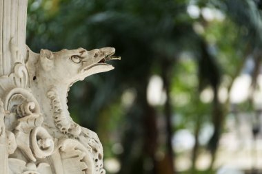 Montevideo / Uruguay, 29 Aralık 2018: heykeltraş Griffin, Matriz ya da Anayasa Meydanı çeşmesinin ayrıntıları, tamamen efsanevi ve sembolik oymalar ve heykellerle süslenmiş bir parça.