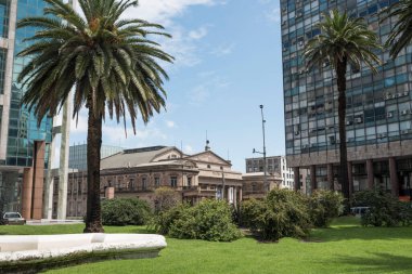Montevideo / Uruguay, 29 Aralık 2018: Bağımsızlık Meydanı 'ndan görülen Solis Tiyatrosu, Plaza Independencia