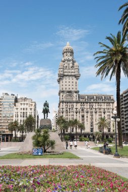 Montevideo / Uruguay, 29 Aralık 2018: Bağımsızlık Meydanı, Plaza Independencia ve Latin Amerika 'nın kısa bir süre için inşa edildiği en yüksek binası olan Salvo Sarayı' nın dış görünüşü.