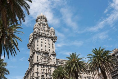 Montevideo / Uruguay, 29 Aralık 2018: Latin Amerika 'nın kısa bir süre için inşa edildiği en yüksek binası olan Salvo Sarayı' nın dış görünümü.