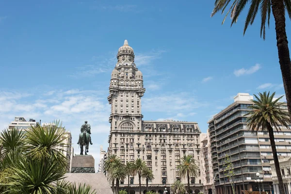 Montevideo / Uruguay, 29 Aralık 2018: Bağımsızlık Meydanı, Plaza Independencia ve Latin Amerika 'nın kısa bir süre için inşa edildiği en yüksek binası olan Salvo Sarayı' nın dış görünüşü.