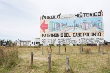 Cabo Polonio, Rocha / Uruguay; 30 Aralık 2018: Turist plaj kasabasının girişindeki bilgilendirme tabelası