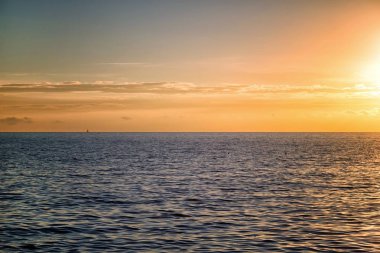 Deniz ve bulutlarla dolu güzel bir manzara