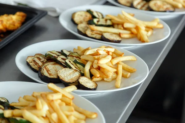 Rebanadas de verduras con papas fritas en la mesa —  Fotos de Stock