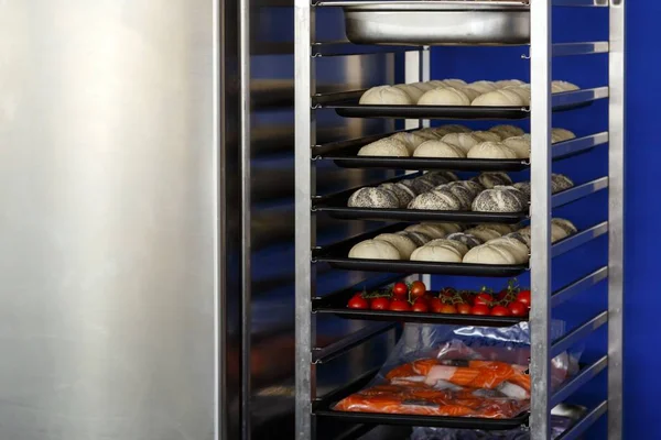 Nybakade bullar innan bakning — Stockfoto