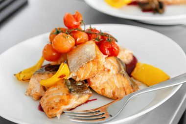 Biber ile ızgara somon biftek