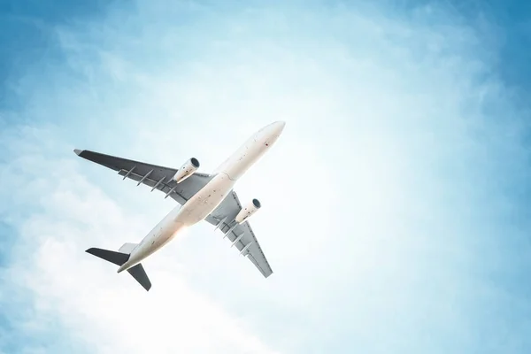 Avião no céu e nuvens — Fotografia de Stock