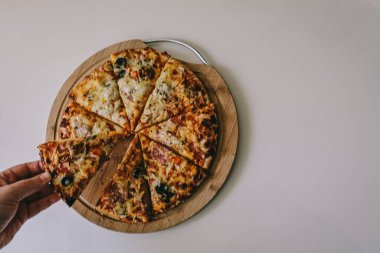 Evde lezzetli pizza yapmak.