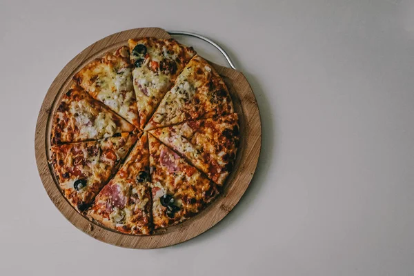 Evde lezzetli pizza yapmak.
