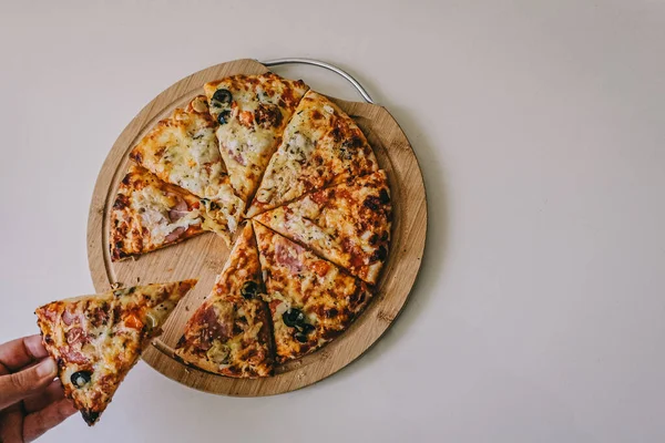 Evde lezzetli pizza yapmak.