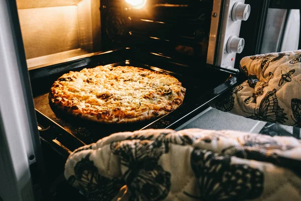Evde lezzetli pizza yapmak.