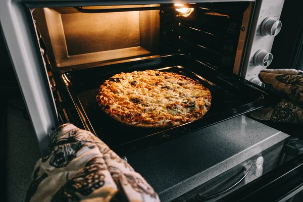 Evde lezzetli pizza yapmak.
