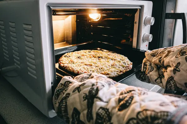 Evde lezzetli pizza yapmak.