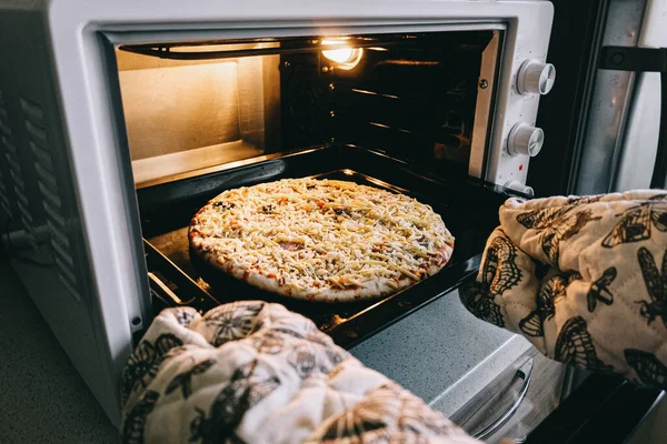 Fırında lezzetli pizza yapmak.