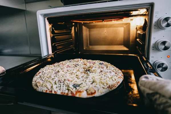 Fırında lezzetli pizza yapmak.