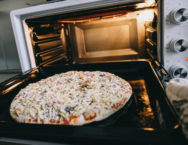 Fırında lezzetli pizza yapmak.