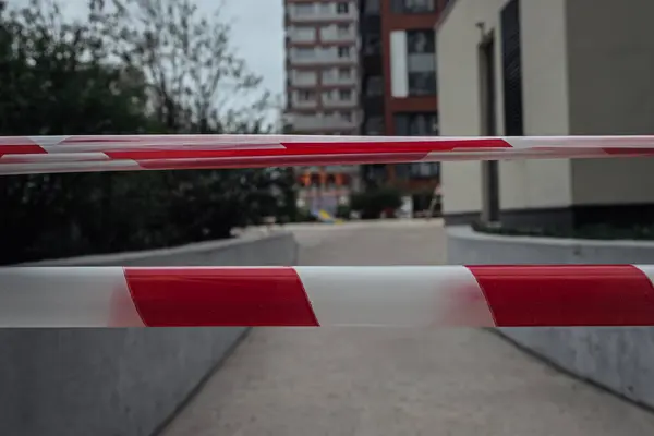 Salgın sırasında bir evin bahçesinde eskrim bandı.
