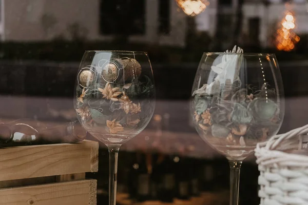 Kafenin penceresindeki cam tüpler.