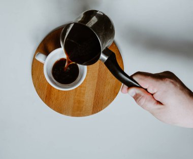 Tahtaya çakılmış bir fincan kahve.