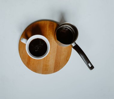 Tahtaya çakılmış bir fincan kahve.