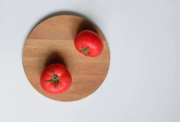 Tomates Vermelhos Uma Tábua Madeira — Fotografia de Stock