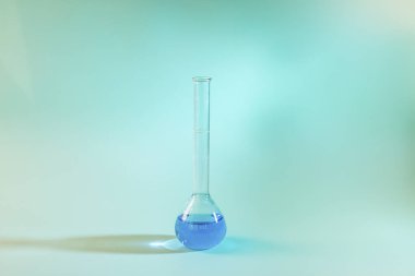 Mavi arka planda test tüpü. Bilim ve kimya kavramı