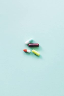 Kopya alanı olan mavi arkaplanda farklı renkli haplar