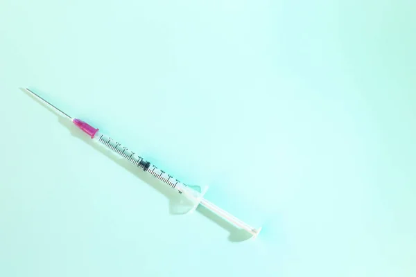 Jeringa Aislada Vacuna Sobre Fondo Azul Con Espacio Para Copiar — Foto de Stock