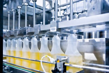 Fabrikadaki temizlik ürünleri şişeleme işlemi