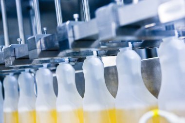 Fabrikadaki temizlik ürünleri şişeleme işlemi