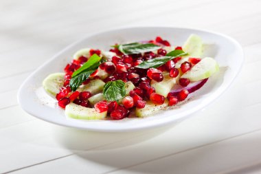 Salatalık soğan ve nar sağlıklı beslenme için taze salata.